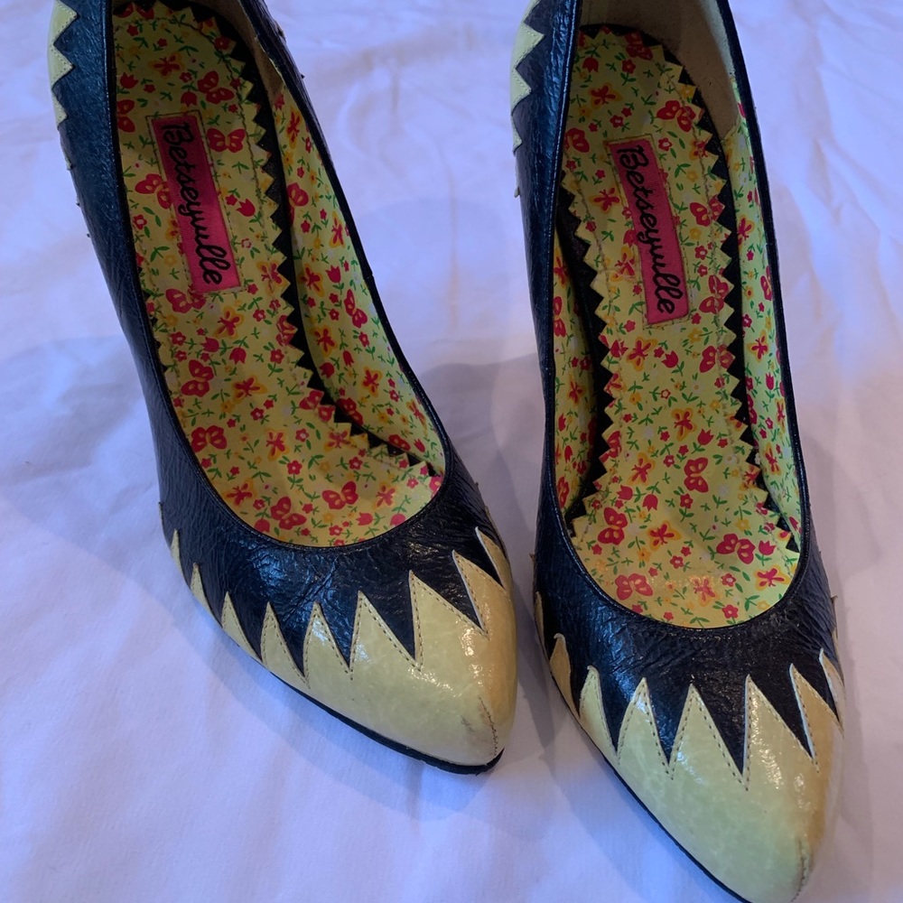 Betsy Johnson high heel